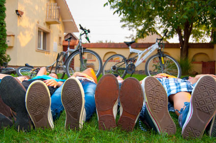 Kinder mit Fahrrad